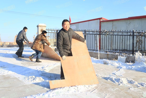 金總身先士卒，帶領(lǐng)大家除雪