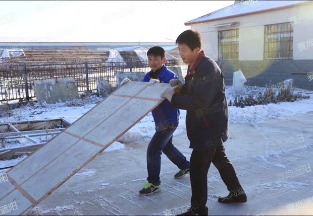 曹經(jīng)理帶領(lǐng)員工用木板除雪掃雪圖片