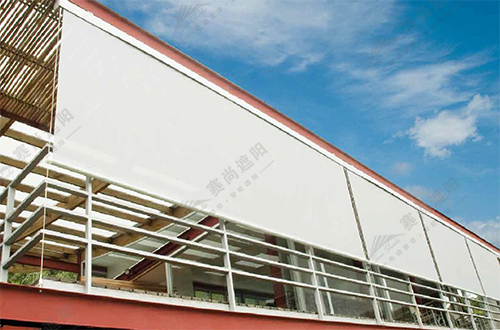 圖一：室外電動(dòng)卷簾（鋼索導(dǎo)向）實(shí)景圖