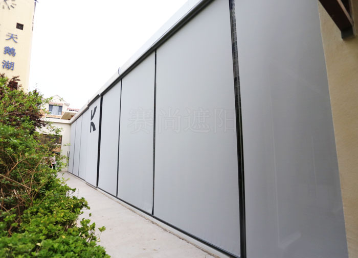 建筑立面玻璃窗應(yīng)用戶外防風(fēng)卷簾實(shí)景圖
